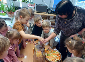 Kropelki poznają Piramidę Zdrowego Żywienia