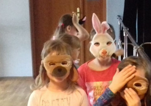 Dzieci w maskach zwierząt