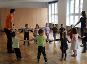 Zajęcia rytmiczne i zabawy przy muzyce