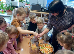 Kropelki poznają Piramidę Zdrowego Żywienia