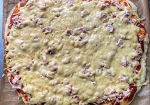 Pizza z szynką i serem